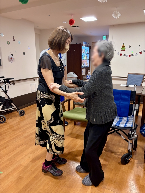 〜「うわ〜！綺麗ね〜！」ボランティアさんのネイルを見たご利用者様より〜