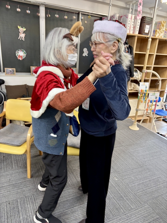 〜メリークリスマス！車椅子をご利用の方もロンダに入って一緒に踊りました！〜