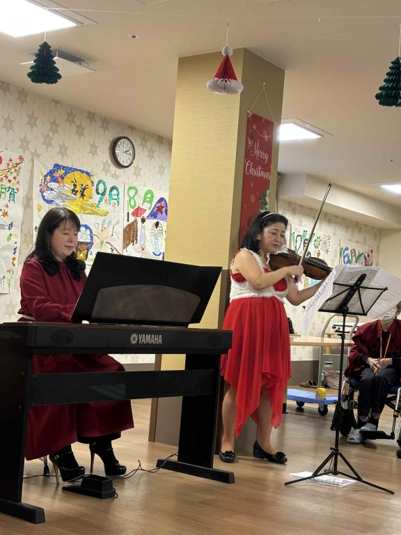 〜生演奏を楽しみ、ダンスパーティーで盛り上がり…「メリークリスマス！」のアブラッソで締めくくりました〜