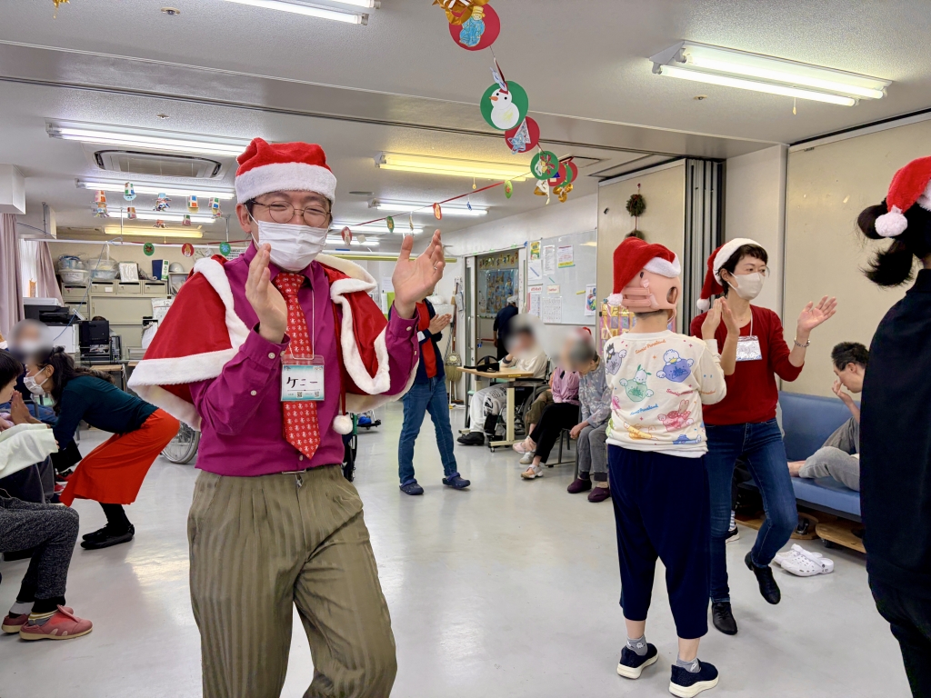 〜皆でサンタ帽を被るとより一体感が出て楽しむことができました〜