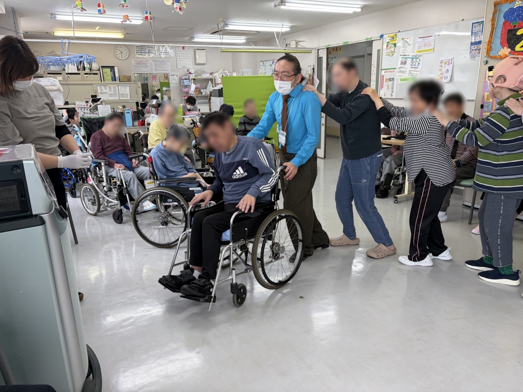 〜会場の入り口で前回お休みだったまりこさんを心配してたご利用者様が待っていてくれました〜 〜会場の入り口で前回お休みだったまりこさんを心配してたご利用者様が待っていてくれました〜