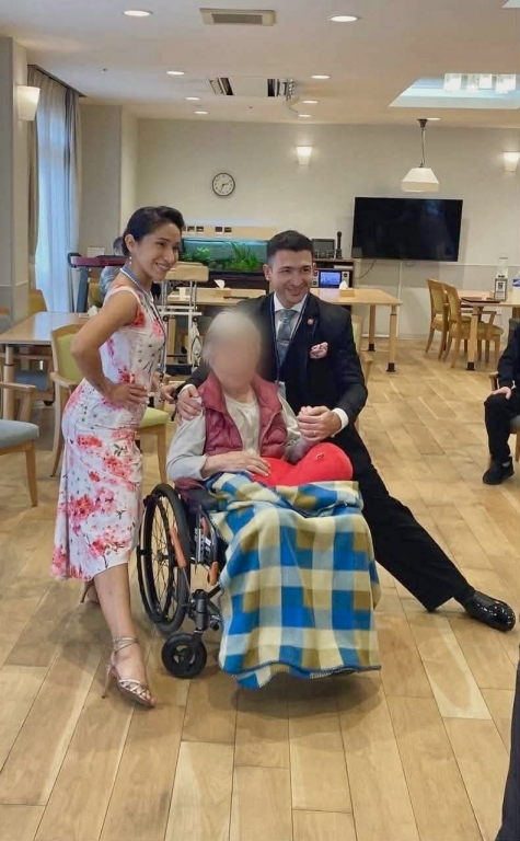 ナタリアさんフリアンさん来られる〜アルゼンチンタンゴのプロの踊りに魅了され、一緒にタンゴポーズを決め、そしてプロとペアで踊った。 ナタリアさんフリアンさん来られる〜アルゼンチンタンゴのプロの踊りに魅了され、一緒にタンゴポーズを決め、そしてプロとペアで踊った。