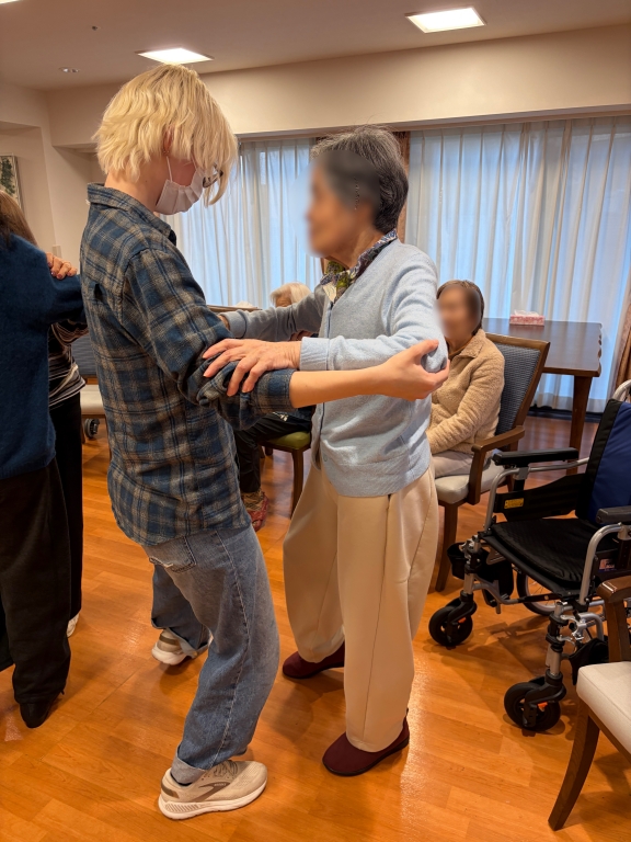 〜タンゴも介護施設も初めてのボランティアメンバーが大活躍！〜