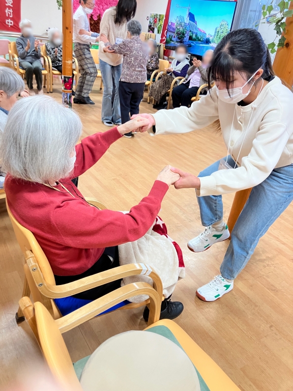 ～汗だくで踊る学生ボランティアさんの笑顔に「頑張れよっ！」と気さくなご利用者様より～