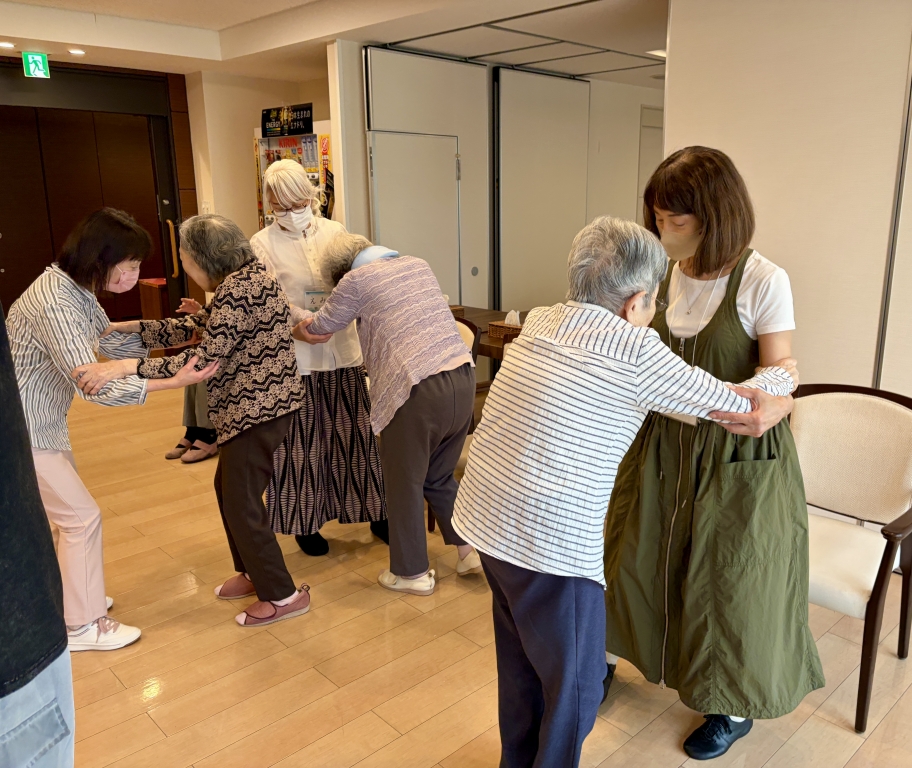 皆でたくさん踊った後の皆さんの感想では、若い頃のことを思い出す方も多くいらっしゃいました。 皆でたくさん踊った後の皆さんの感想では、若い頃のことを思い出す方も多くいらっしゃいました。