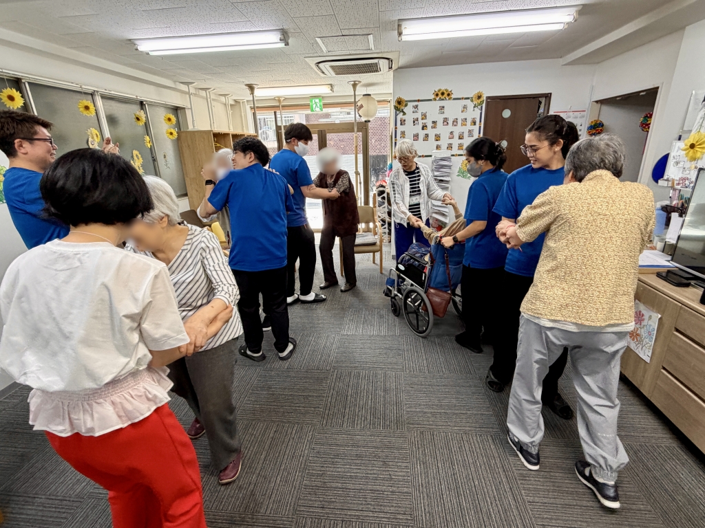 〜初参加のご利用者様もどんどん打ち解けられてたくさん踊られていました。〜 〜初参加のご利用者様もどんどん打ち解けられてたくさん踊られていました。〜