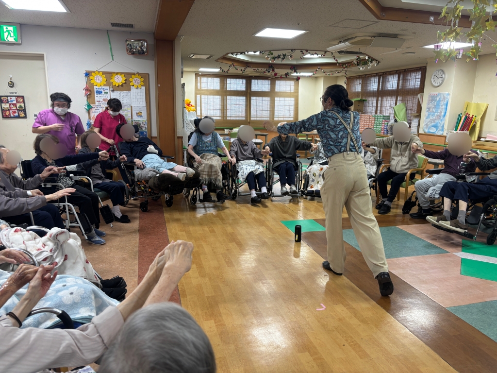 ~「100歳、いえ、101歳の誕生日です」小柄な紳士、そっと支えるとしっかり踊ってくださいました~ ~「100歳、いえ、101歳の誕生日です」小柄な紳士、そっと支えるとしっかり踊ってくださいました~