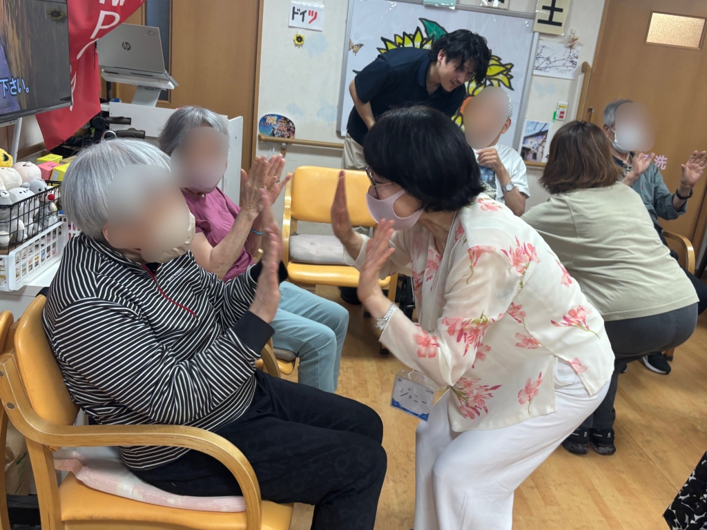 〜「別に若いコが好きなわけじゃないよ~というか、皆さまお若いですから(笑)」中学生のご参加者と盛り上がって!〜 〜「別に若いコが好きなわけじゃないよ~というか、皆さまお若いですから(笑)」中学生のご参加者と盛り上がって!〜
