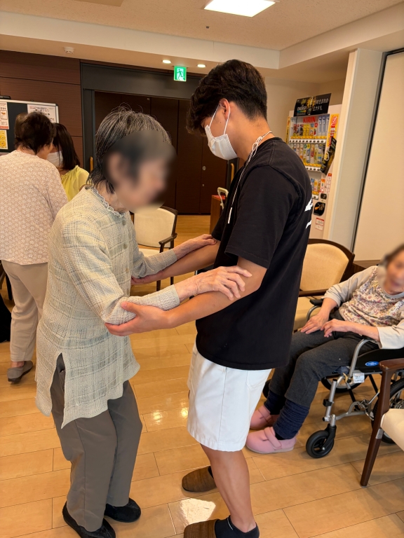 〜足が麻痺でなかなか動かすことのできない方が２回も立位にチャレンジしてくださいました！〜