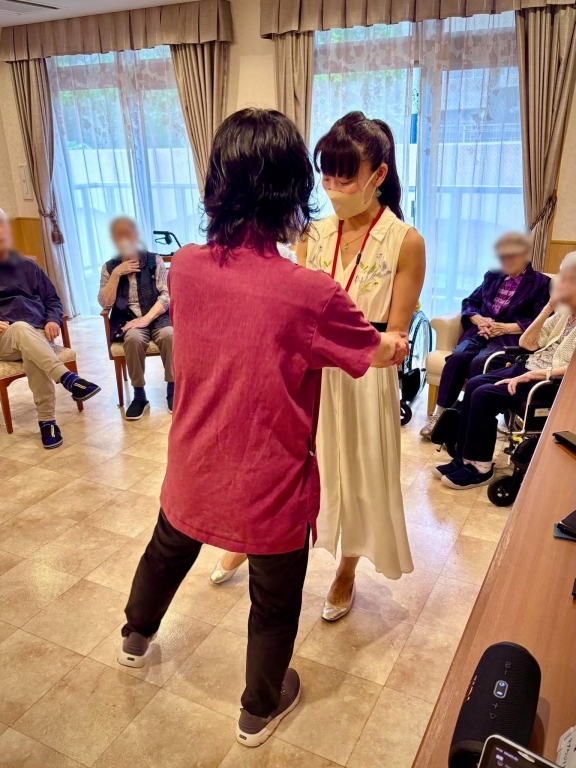 「昔、大阪のダンスホールで踊っていたのよ。」ご利用者様より