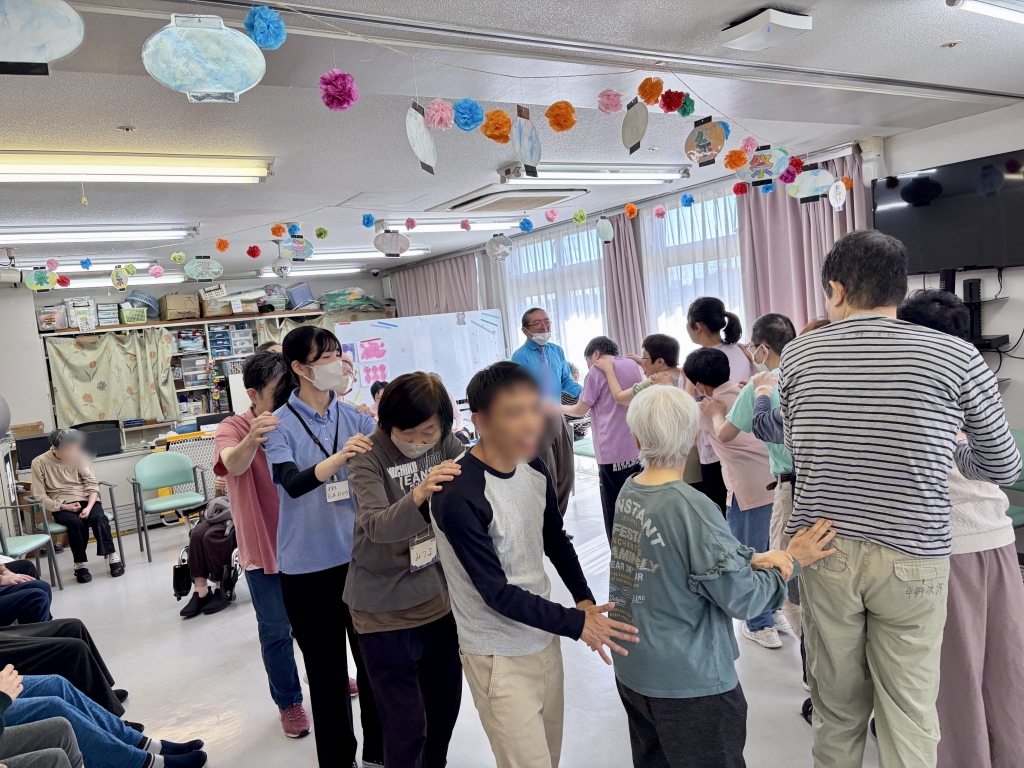 〜新しい職員さんや実習生も一緒になってご参加くださり、フレッシュな活動となりました!〜 〜新しい職員さんや実習生も一緒になってご参加くださり、フレッシュな活動となりました!〜