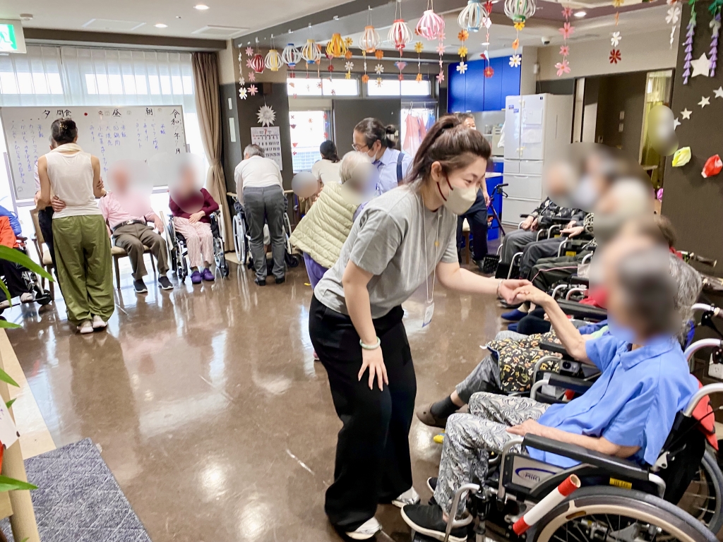 ～いつもほとんど立たれないとの方も、「私ダンスやっていたのよ！踊りたい！」と言われ、サポートが付いて立って踊られました～