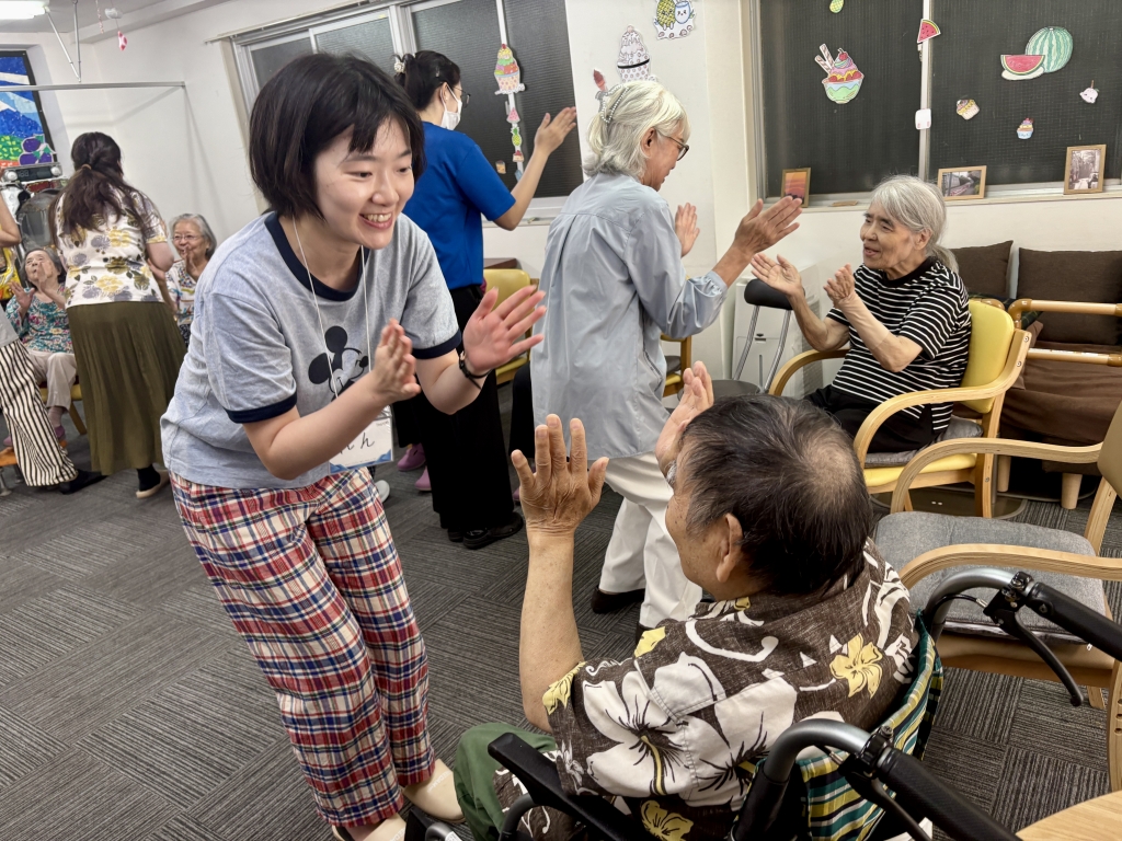 〜最初は緊張していましたが、皆さんとダンスしているととても楽しくなりました。初ボランティアメンバーより〜